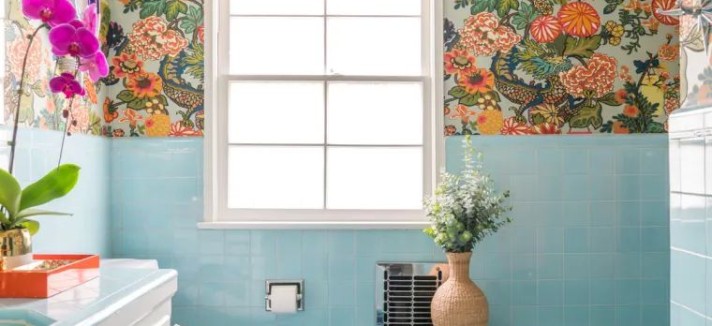 Uma casa de banho cheia de cor