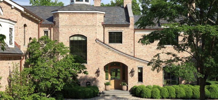 A casa tem longos jardins