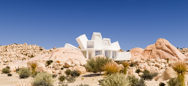 Parece que uma flor brota do solo