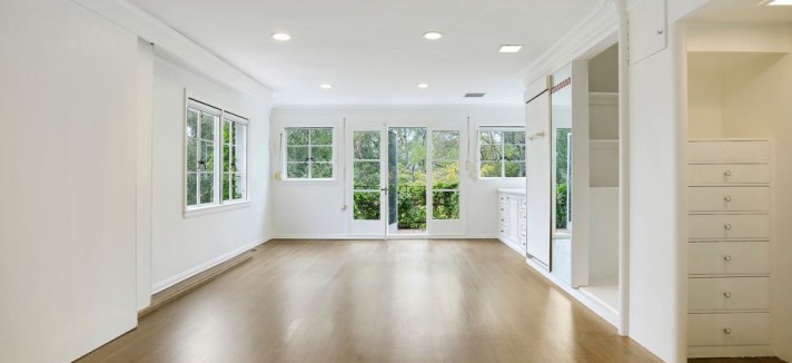 Closet e casa de banho no quarto