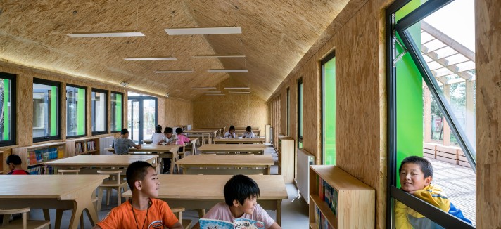 Junto a uma escola com 1.000 alunos