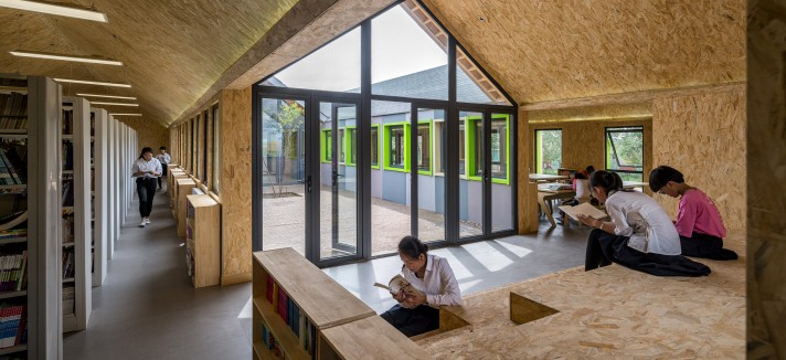 Com estantes, mesas e cadeiras