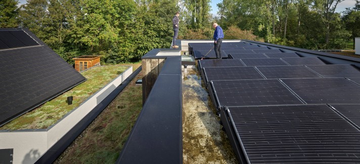 Tem um telhado verde com 32 painéis solares