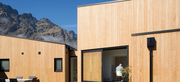 Há várias casas juntas