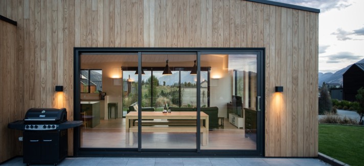 A zona de refeição com uma ampla janela