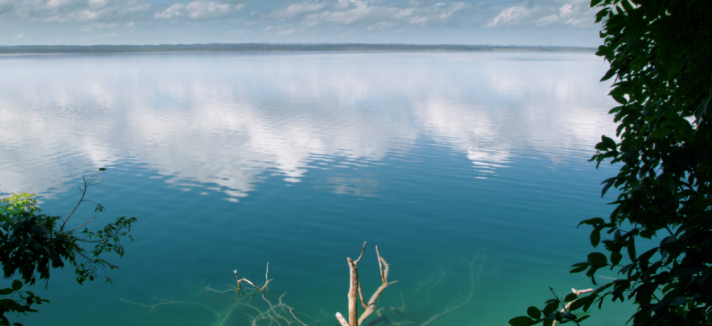Em pleno lago Petén Itzá