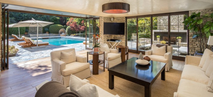 Sala de estar com vista para a piscina