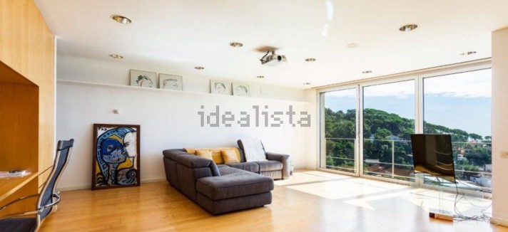 Sala com grandes janelas