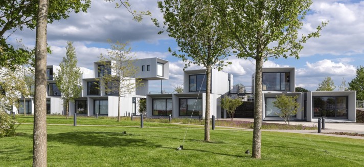 O edifício rodeado de árvores