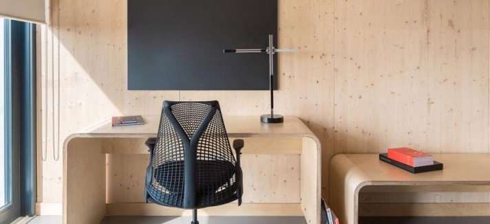 Uma mesa e cadeira para estudar