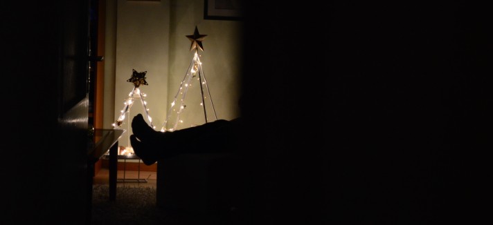 A silhueta de luzes dá forma a uma árvore de natal