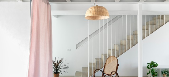 O candeeiro e a cadeira destacam-se