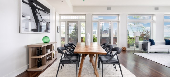 Amplo salão para desfrutar das vistas