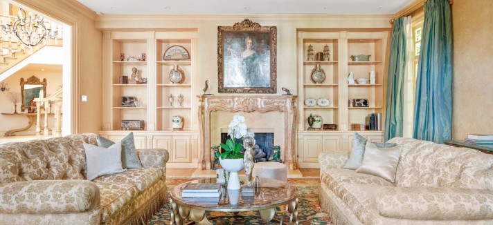 Dois grandes sofás no centro da sala