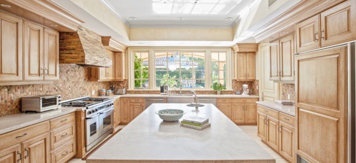 Ampla cozinha americana