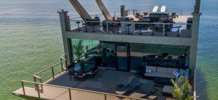 Tem quase 840 m2 