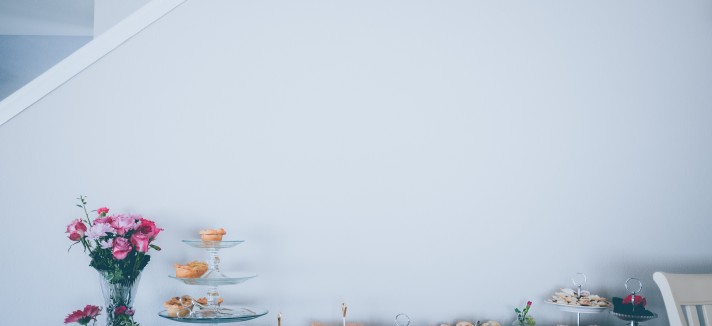 Uma bonita mesa para celebrar um aniversário ou Páscoa em casa