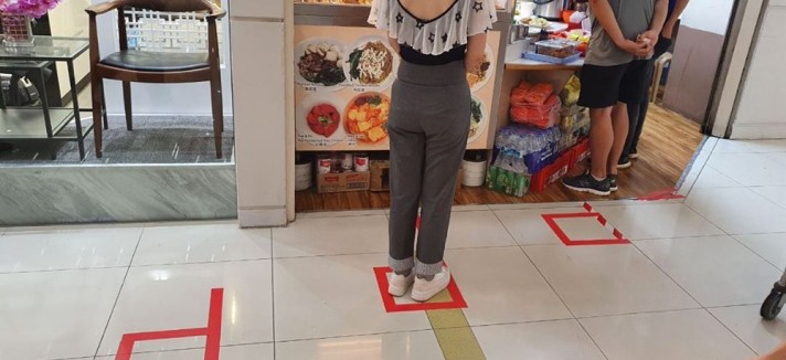 Filas para o interior das lojas