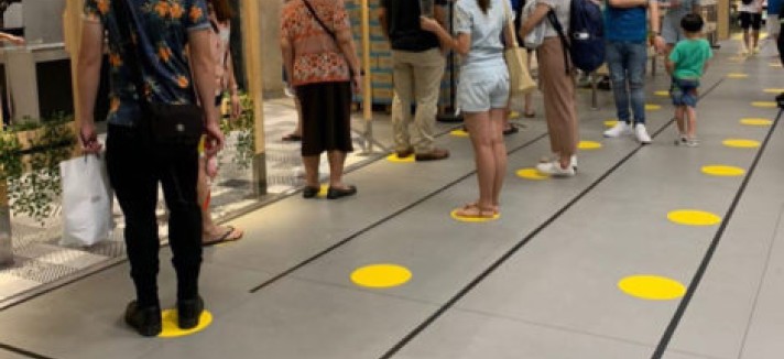 Filas para o interior das lojas