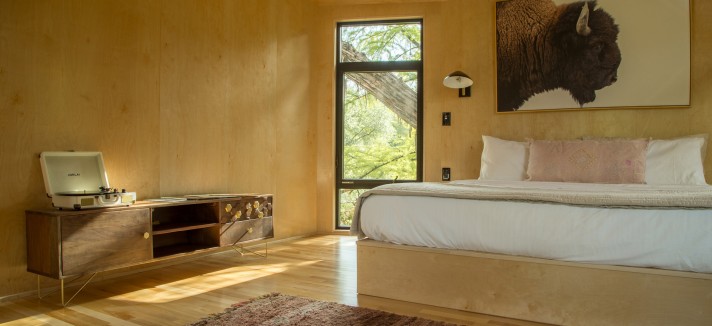 Cama grande e luz natural
