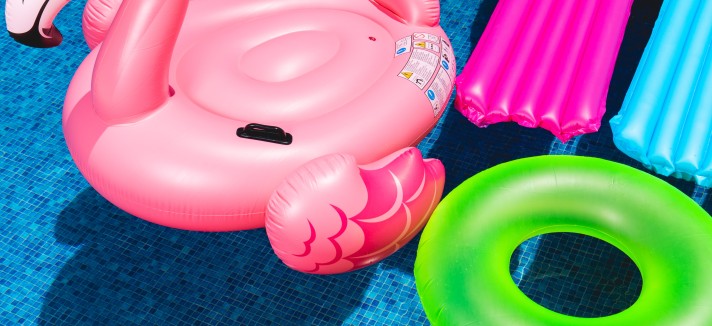 Trazer para a piscina as boias e colchões