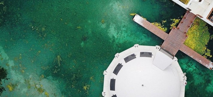 Com painéis solares