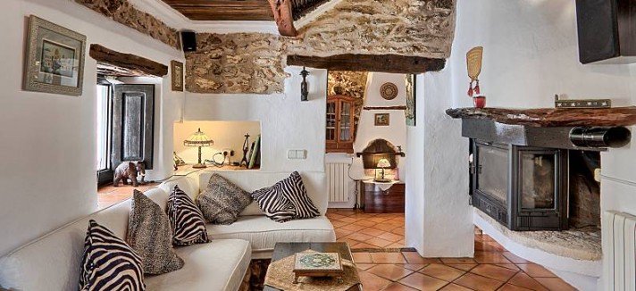 casa-campo-ibiza-chimenea