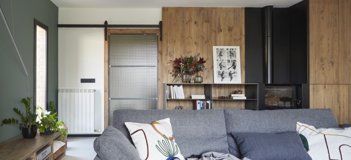 Sofás contrastam com a decoração-base