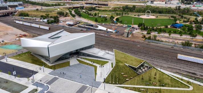 A fachada tem 9.000 painéis de alumínio