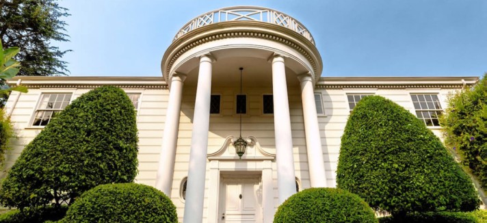 As icónicas colunas brancas na entrada da casa