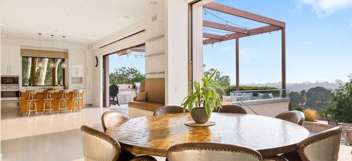 Uma bonita mesa com vista para o exterior