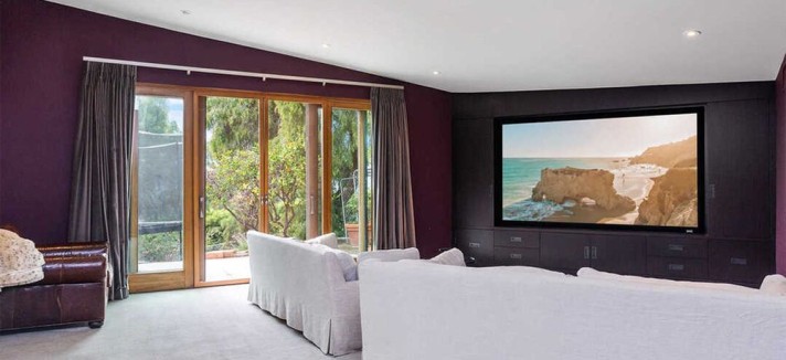 Com um enorme ecrã e grandes sofás