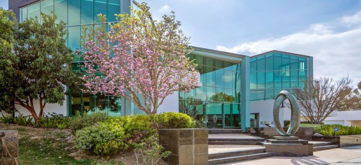 Um edifício espelhado