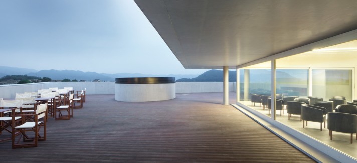 Tem um terraço que dá para o exterior