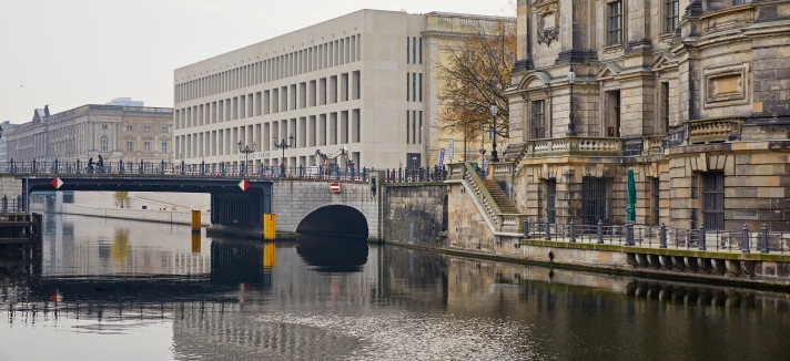 Rodeado de outros edifícios 