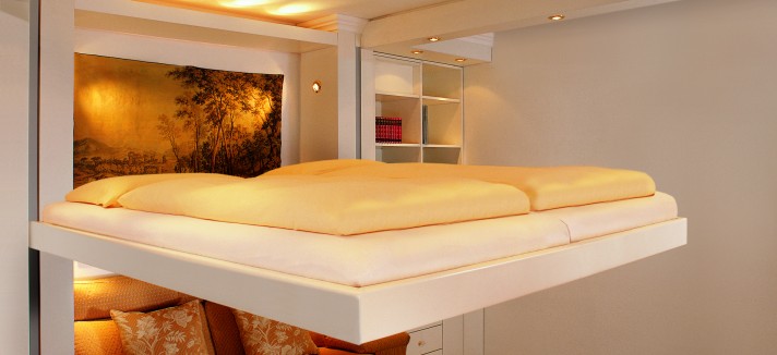 Um design específico do teto que oculta a cama