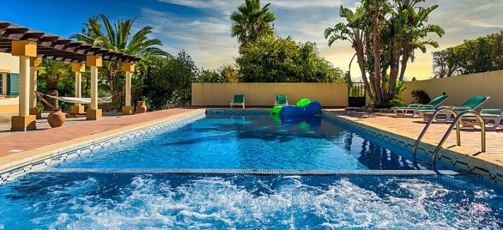 Casa de férias com piscina em Lagoa