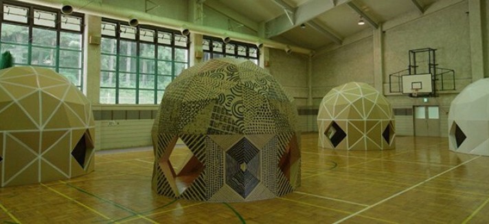 Casa pré-fabricada de cartão