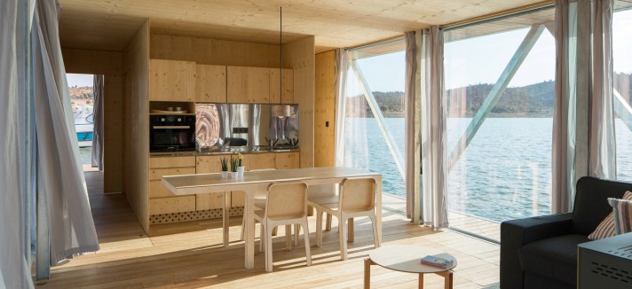 A sala e a cozinha da casa barco da Gofriday