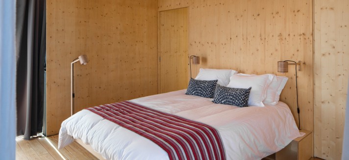 Dormir em paz no quarto de uma casa barco