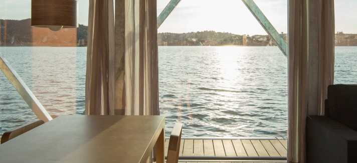 O sol entra sem pedir licença numa casa barco