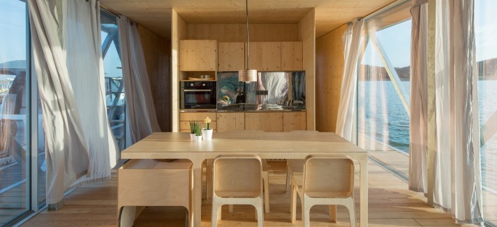 Vista geral do interior da casa barco da Gofriday