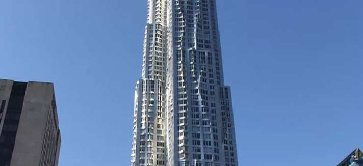 Arranha-céus projetada por Frank Gehry à venda 