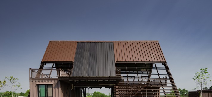 casa construída com contentores