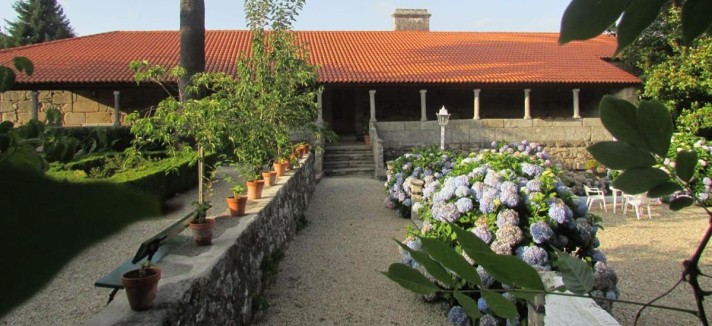 Hotel com jardim no campo