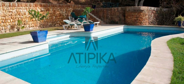 casa com piscina para os dias quentes