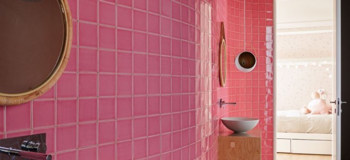 Uno de los baños es compartido y tiene acceso desde dos de las habitaciones. En la pared principal se observa la curva y contracurva