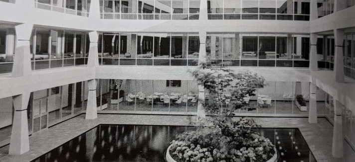 Imagen histórica del patio interior de Hayes Park South con su jardín japonés original. 