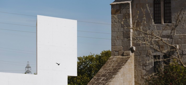 El diálogo entre lo antiguo y lo nuevo se visualiza armónicamente, creando una nueva dimensión estética.