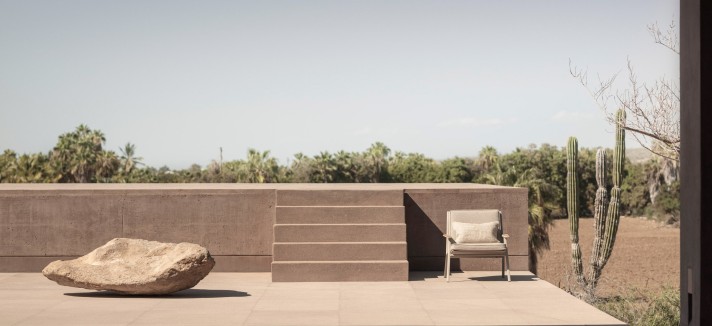Al utilizar la misma tierra del lugar, los arquitectos han logrado una simbiosis sorprendente entre arquitectura y naturaleza.